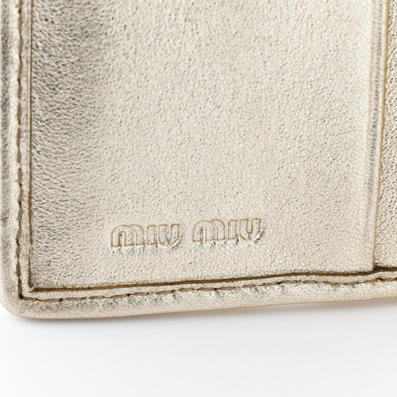 【MIUMIU】Logo Plaque Matelasse Effect Wallet（関税込み） Miu Miu logo-plaque Matelassé Wallet | Gold | FARFETCH GR
