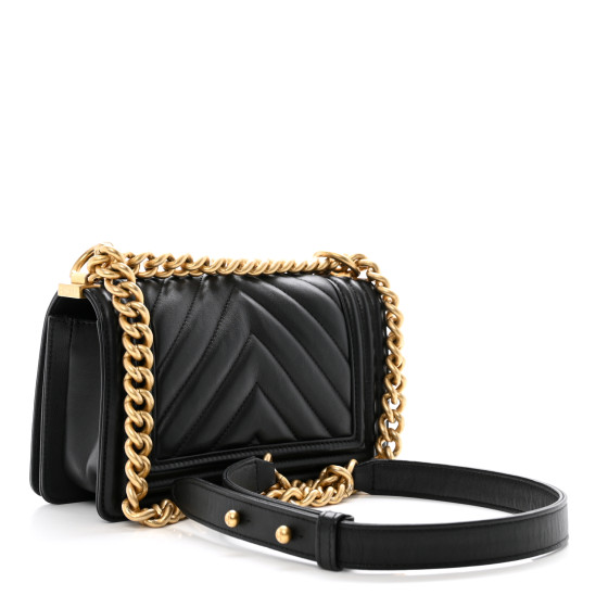 ショルダーバッグ・ポシェット × ヴィンテージ(中古) Chanel Chevron Boy Bag Small Chanel Boy Chevron Black Gold Hw Small Chain Crossbody Flap