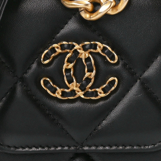 【CHANEL】シャネル19フォンケース★ 19 phone bag★携帯ケース CHANEL Lambskin Quilted Chanel 19 Phone Holder With Chain