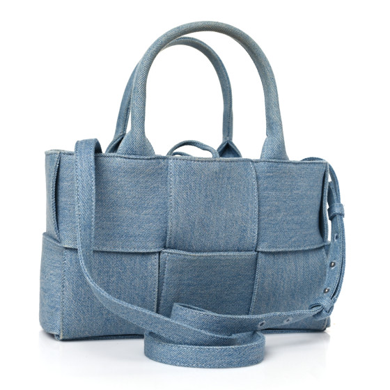 BOTTEGA VENETA ロゴ イントレチャート ARCO MINI デニムトート BOTTEGA VENETA Denim Maxi Intrecciato Mini Arco Tote Blue