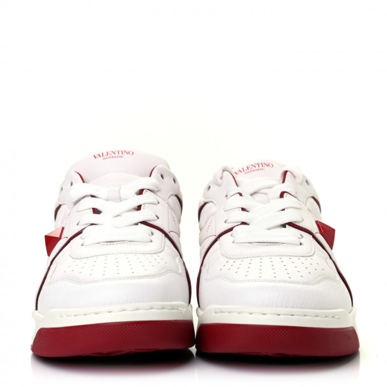 【関税＆送料込み】Valentino Garavani White And Red Leather Valentino White/Red Leather Rockstud Low Top Mens Sneakers