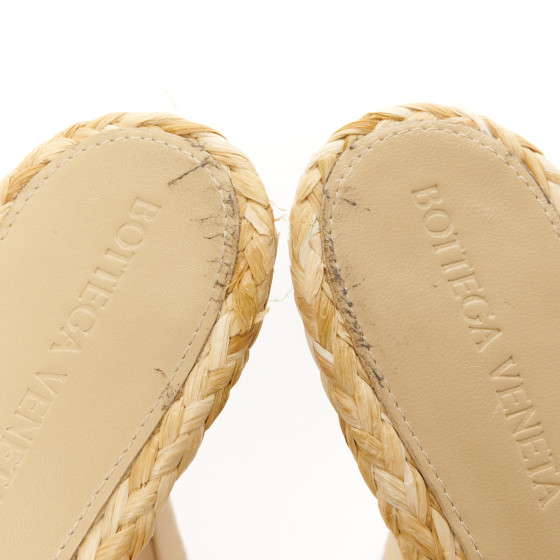 BOTTEGA VENETA ツイストイントレチャート　ラフィアサンダル 5b8a4ce984c1d4d0392c2d63e58a9e