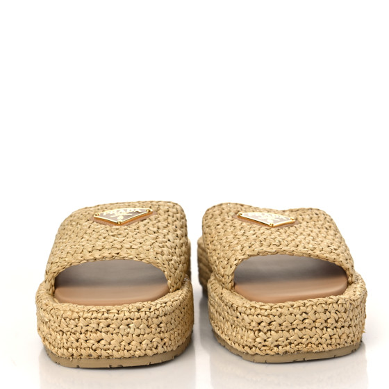 サンダル PRADA 2X3143 RAFFIA FLAT SANDAL WITH TRIANGLE LOGO PRADA Triangle Logo-Plaque Faux-Raffia Sandals in Black