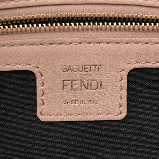 FENDI名刺入れCC CASE VIT.SOFT STAMPA FF 1974 FENDI Nappa FF 1974 Embossed Baguette Rosa Quarzo 1563199