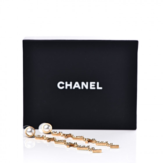 CHANEL シャネル　ノベルティ　マリアージュフレール CHANEL Crystal Pearl 90's Icon Drop Letter Earrings Gold