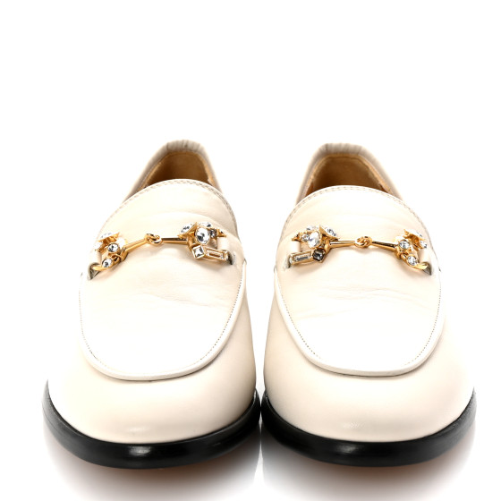 GUCCIホワイトパンプス ゴールドチェーン装飾 GUCCI Malaga Kid 70 Crystal Horsebit Womens Jordaan Loafers