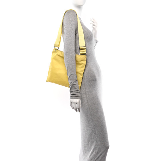 PRADA イエロー メッセンジャーバッグ