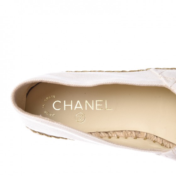 CHANEL コサージュ ホワイト ファブリック 2個セットが嬉しい 重ね付け 集めたい ギフトにCHANEL ブローチ
