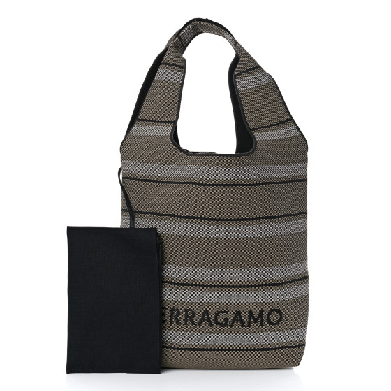 トートバッグ SALVATORE FERRAGAMO Camel Raffia Small Tt Sign Shopping Bag Raffia Shopping Bag – MAYFEYR