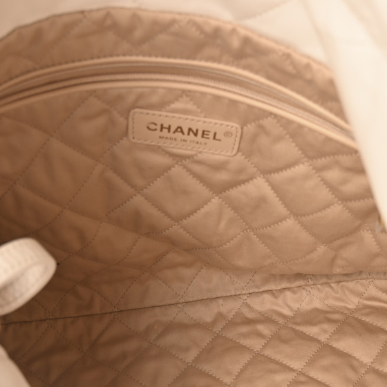 mi_chan.　1116 CHANEL Shiny Calfskin Quilted Small Chanel 22 White 1691458