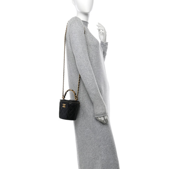 ショルダーバッグ・ポシェット Chanel Woven Chain Top Handle Vanity Case Patent Mini Chanel Woven Chain Top Handle Vanity Bucket Bag in Quilted