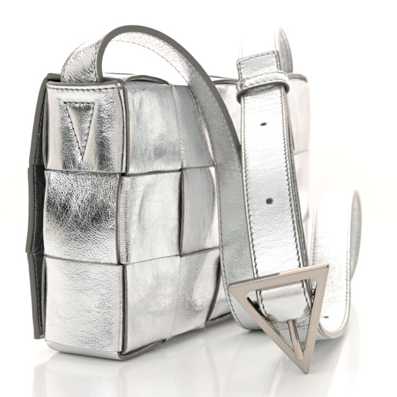 BOTTEGA VENETA SILVER 925 レザー 97,000円 BOTTEGA VENETA Metallic Lambskin Padded Cassette Crossbody