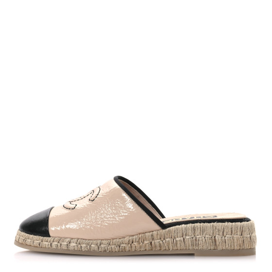 ラグジュアリーな足元へ【CHANEL】ムートン CCロゴ CHANEL Crumpled Goatskin CC Espadrille Mules 39 Beige Black