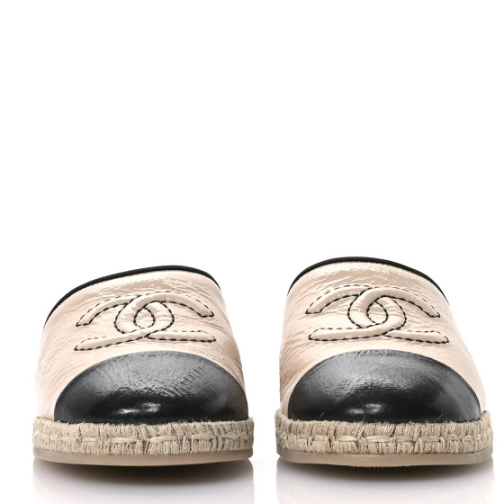 ラグジュアリーな足元へ【CHANEL】ムートン CCロゴ CHANEL Crumpled Goatskin CC Espadrille Mules 39 Beige Black