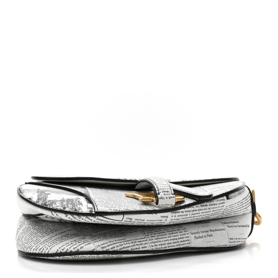 サドルに新しい風！集めたくなる Dior Newspaper Saddle バッグ Dior Saddle Bag with Strap White and Black Calfskin with