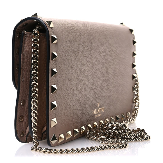 クラッチバッグ VALENTINO ROCKSTUD CHAIN ??POUCH IN GARNET CALFSKIN VALENTINO GARAVANI Grainy Calfskin Rockstud Chain Pouch