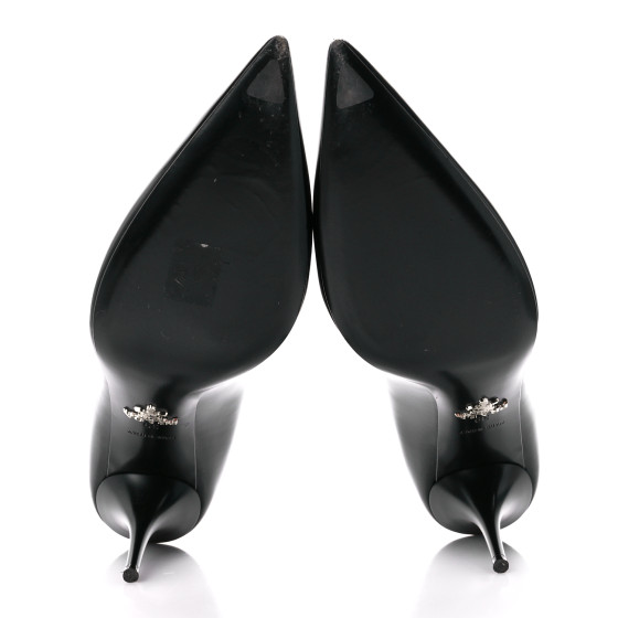 【PRADA】エナメルロゴパネル グローブ☆SALE中 PRADA Spazzolato Metal Triangle Logo Pointed Toe 85mm Pumps