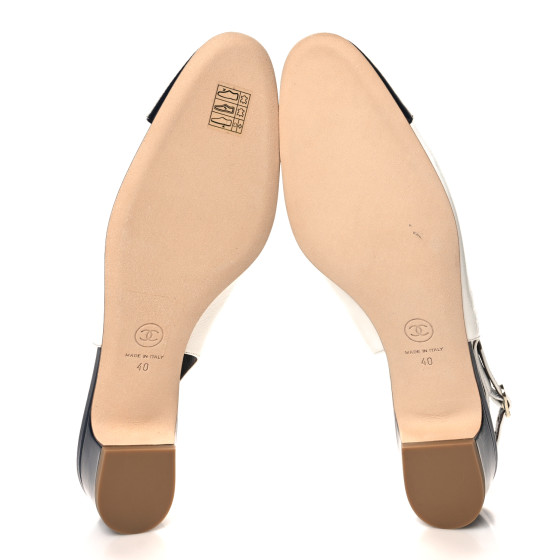 CHANEL ミュール Chanel 23P Black Quilted Charms Padded Pool Thong Logo Mule