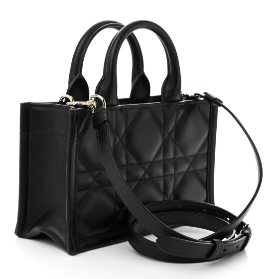 【無料郵送/関税込/正規品】 Dior Small Book Tote Macrocannage The Dior Book Tote macrocannage - News & Défilés | DIOR
