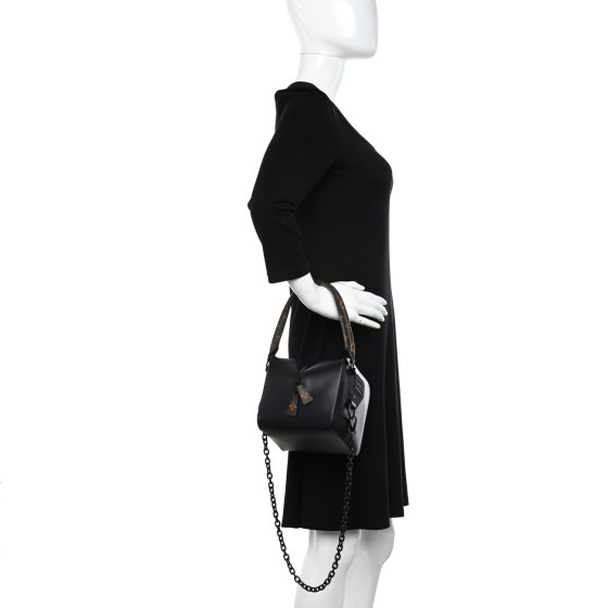 バッグ・カバンその他 LOUIS VUITTON Square Bag LOUIS VUITTON Calfskin Monogram Square Bag Black 1401417