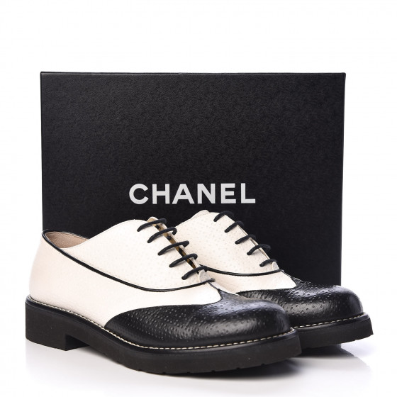 靴 CHANEL lace up oxford Shoes Chanel 18A Beige/Black Leather/Patent Leather Lace Up Oxford