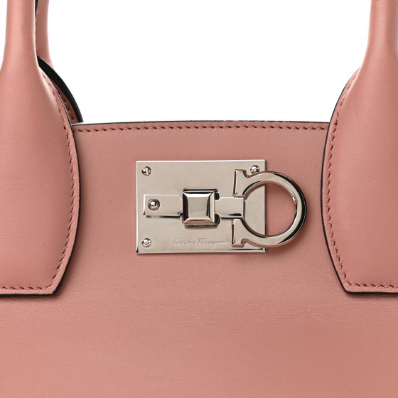 【関税&送料込】Salvatore Ferragamo Skin Pink Leather Tessie Leather crossbody bag Salvatore Ferragamo Pink in Leather