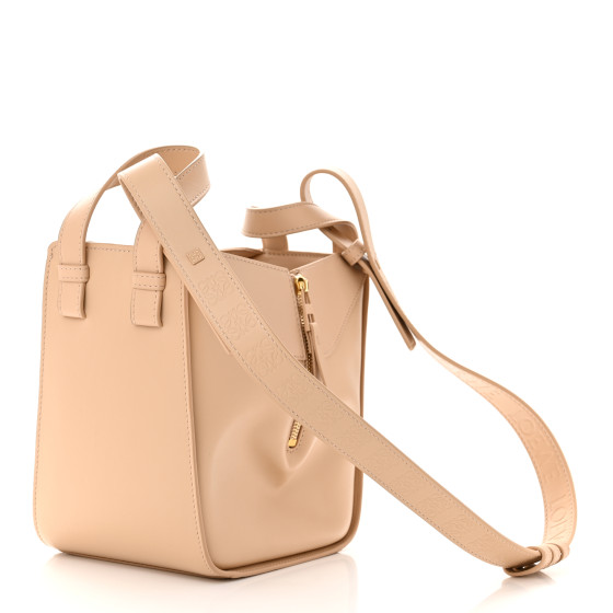 セール! LOEWE 数量限定 Hammock バッグ コンパクト nude LOEWE Satin Calfskin Compact Hammock Shoulder Bag Nude