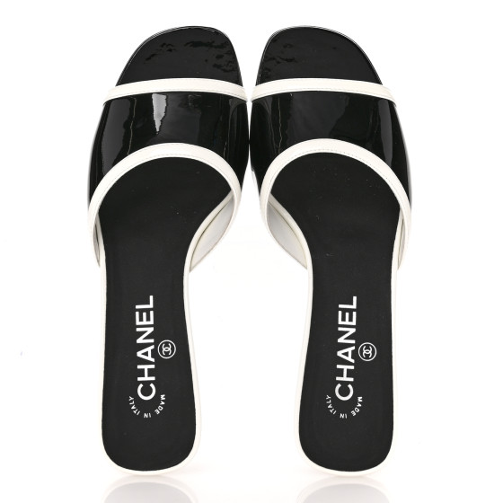 軽やか。洗練されたステップ♪【CHANEL】Patent Calfskin Mules CHANEL Patent Calfskin Mules 39 Black White Grey 1651433