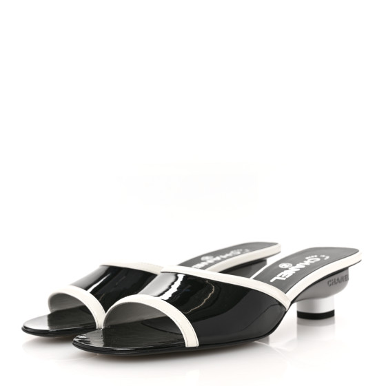 軽やか。洗練されたステップ♪【CHANEL】Patent Calfskin Mules CHANEL Patent Calfskin Mules 39 Black White Grey 1651433