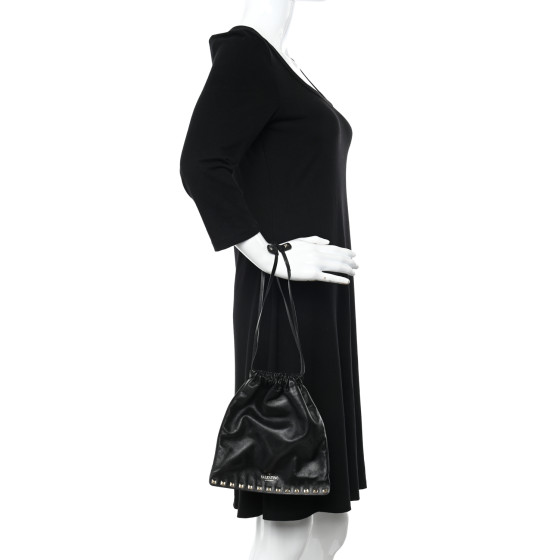 VIP【送料関税込】VALENTINO GARAVANI ROCKSTUD DRAWSTRING BAG Valentino Garavani Rockstud Drawstring Bucket Bag | italist