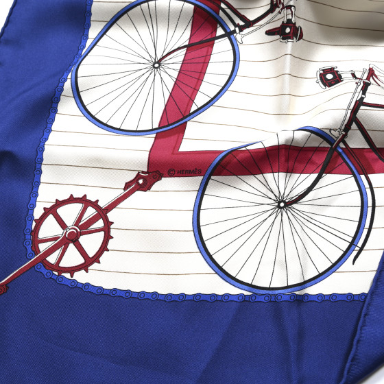 HERMES　エルメス　ヴィンテージ　LES BECANES　シルク　スカーフ HERMES Silk Vintage Les Becanes Scarf 90 1712451 | FASHIONPHILE