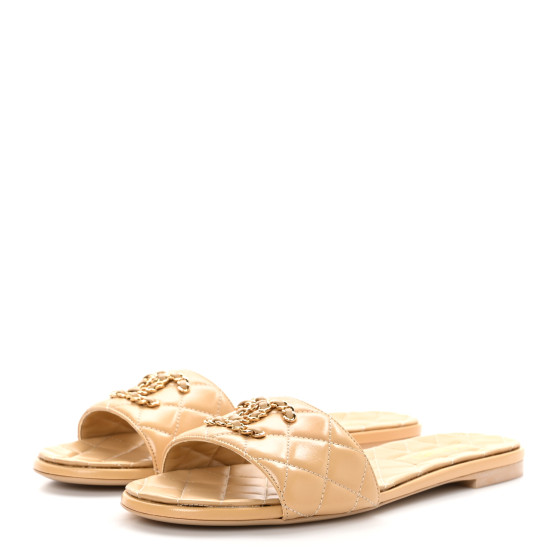 カジュアルでも光る上質感【CHANEL】Sandals GrainedCalfskin CHANEL Shiny Goatskin CC Chain Mule Sandals 39 Beige 1484750