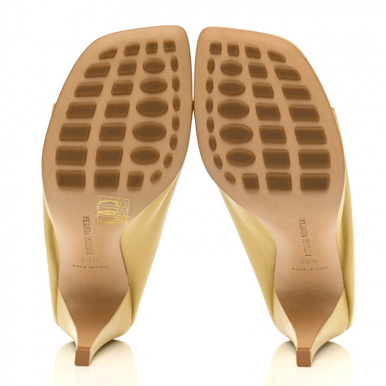 靴 BOTTEGA VENETA Sandals Tapioca Bottega Veneta Padded Leather Sandals in Tapioca | FWRD