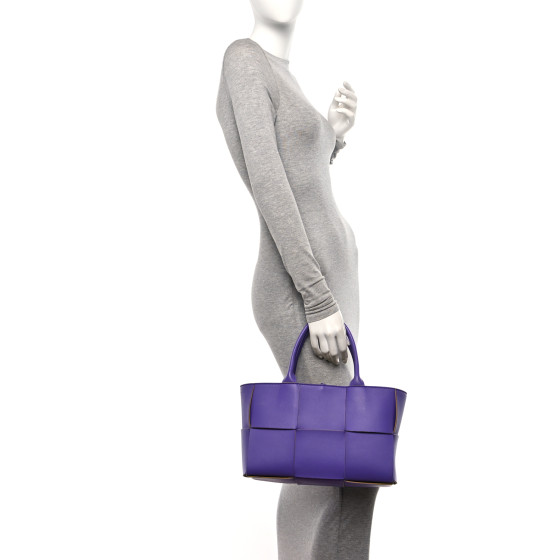 トートバッグ Bottega Veneta Arco Micro Tote Bag In Maxi Intrecciato Nappa BOTTEGA VENETA Nappa Maxi Intrecciato Small Arco Tote Purple