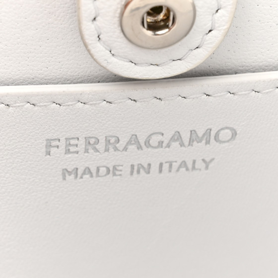 Salvatore Ferragamo ビジネスバッグ ホワイト SALVATORE FERRAGAMO Calfskin Quilted Gancini Flap Bag Bone