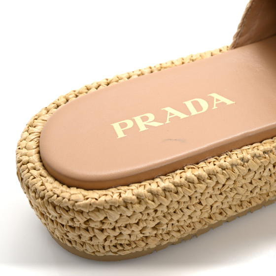 サンダル PRADA 2X3142 RAFFIA FLAT SANDAL WITH TRIANGLE LOGO PRADA Raffia Metal Triangle Logo Woven Slingback Flat Thong