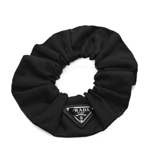 PRADA お洒落 シュシュ 人気 ロゴ 上品 ベルベット 黒 Scrunchie PRADA Re-Nylon Metal Logo Scrunchie Black 1681850 | FASHIONPHILE
