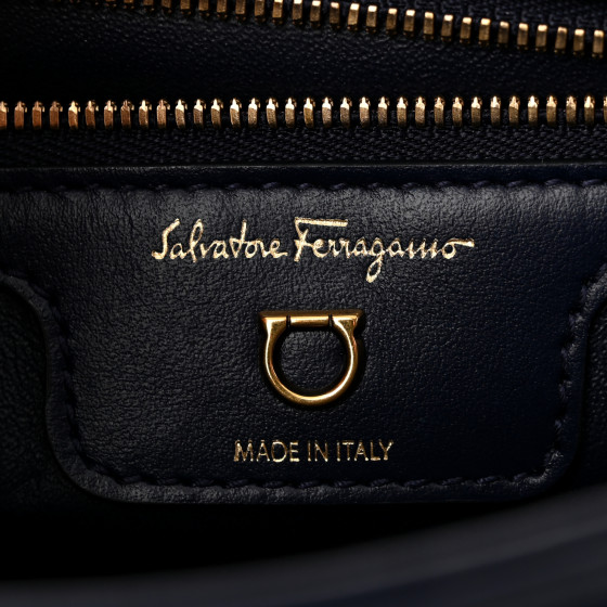 SALVATORE FERRAGAMO ミニボウフリップフロップ Salvatore Ferragamo Mini Bow Crossbody Bag Black 22C940