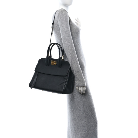 【FERRAGAMO】ニュー スタジオ ソフトバッグ ブラック ラージ New Ferragamo Studio Soft bag (L) - ウィメンズ | Ferragamo