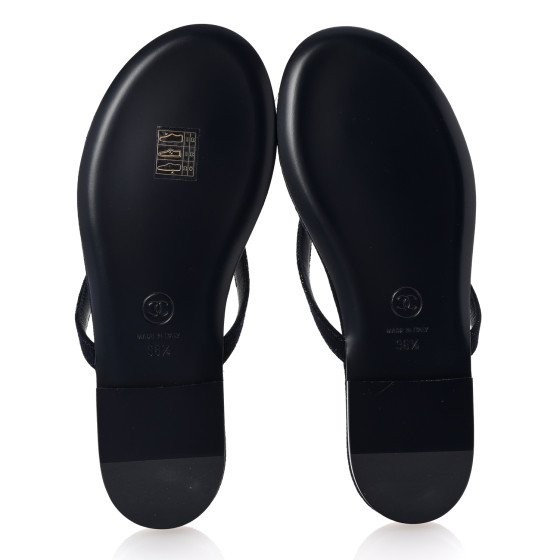 CHANEL ユートピア Chanel 23P Black Quilted Charms Padded Pool Thong Logo Mule
