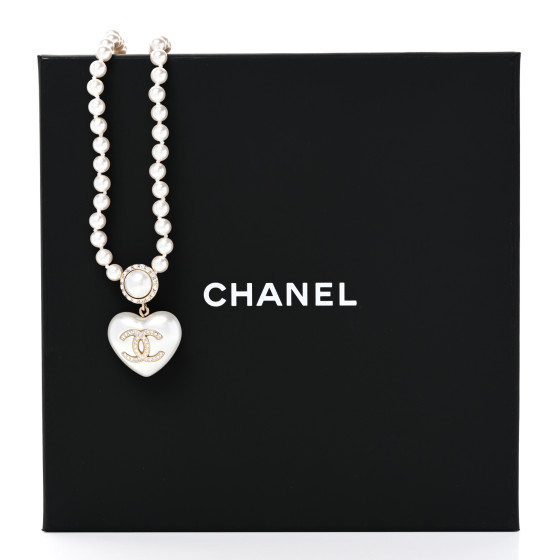 ★PEARLY MORE★ logo heart pearl necklace CHANEL Pearl Crystal CC Heart Short Necklace Pearly White