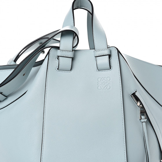 ショルダーバッグ・ポシェット LOEWE Medium Hammock Bag in Classic Calfskin in Aqua LOEWE Calfskin Medium Hammock Shoulder Bag Aqua 1573434