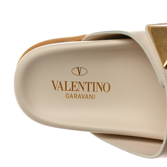 ◆正規品◆VALENTINO ROMAN STUD SANDAL IVORY(W)◆関税込◆人気 Flat Roman Stud Calfskin Slide Sandal for Woman in Light