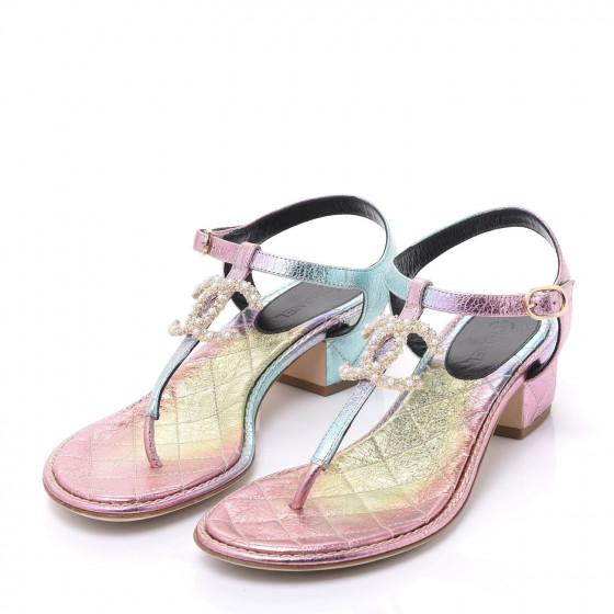 カジュアルでも光る上質感【CHANEL】Sandals GrainedCalfskin CHANEL Shiny Goatskin CC Chain Mule Sandals 39 Beige 1484750