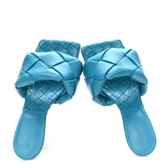 サンダル・ミュール Bottega Veneta Lido Flat Sandal Blue Bottega Veneta Lido Flat Sandals in Acid Turquoise | FWRD