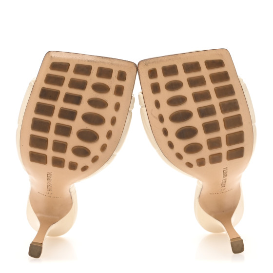 【BOTTEGA VENETA】RUBBER LIDO サンダル Bottega Veneta The Rubber Lido Sandals in Cane Sugar | FWRD