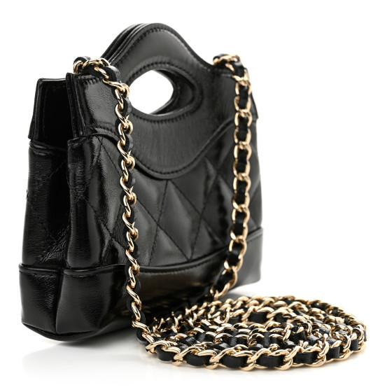 日常を艶やかに♪【CHANEL】Clutch with Chain Shiny Calfskin Clutch with chain - Shiny lambskin & gold-tone metal, black