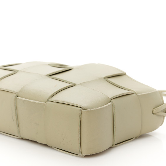 【BOTTEGA VENETA】関税込★Intreciato pouch strap cassettebag BOTTEGA VENETA Calfskin Maxi Intrecciato Cassette Pouch On