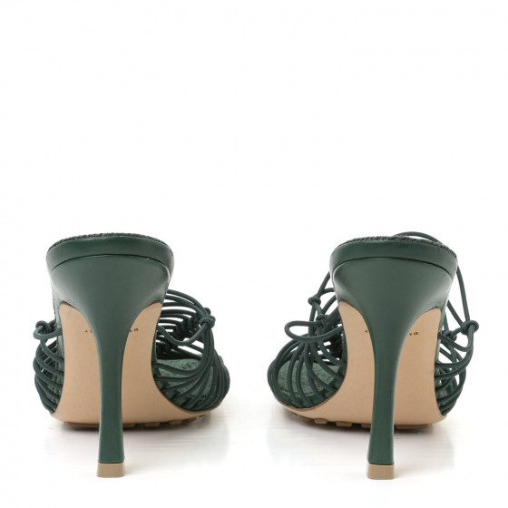 直営店直送/BOTTEGA VENETA/RAFFIA SANDALS 太めヒール 大人気☆ Padded raffia mules in beige - Bottega Veneta | Mytheresa