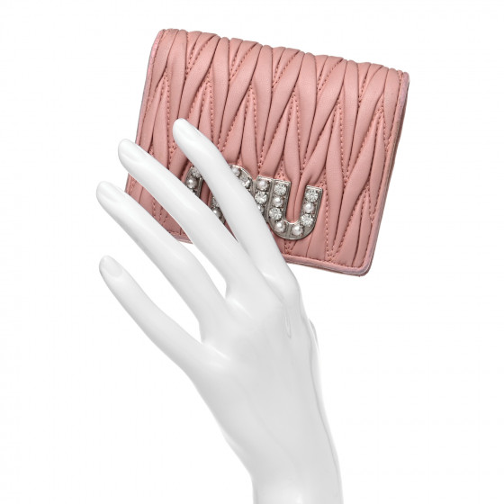 【MIU MIU】LOGO WALLET MIU MIU Metallic Nappa Matelasse Crystal Pearl Logo Compact